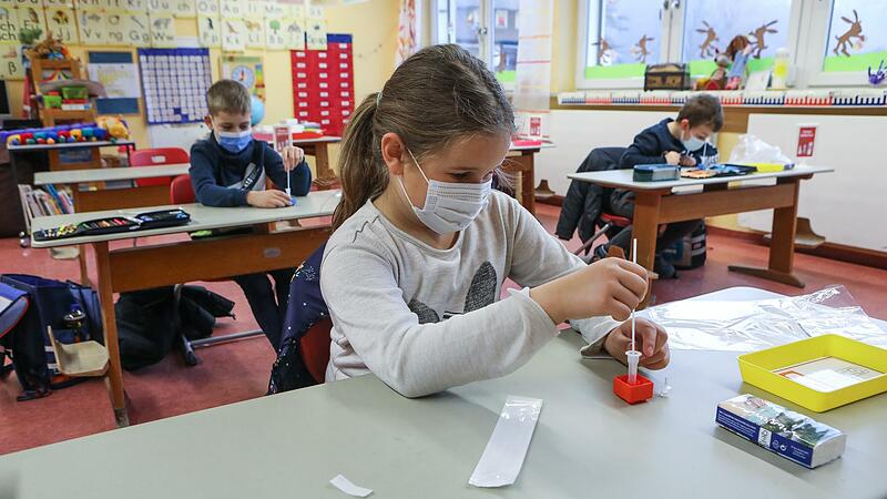 An der Grundschule in Gößweinstein wurden im vergangenen Jahr auch regelmäßig Selbsttests von den Kindern durchgeführt.Forchheim & Fränkische Schweiz An der Grundschule in Gößweinstein wurden im vergangenen Jahr auch regelmäßig Selbsttests von den Kindern durchgeführt.Forchheim & Fränkische Schweiz