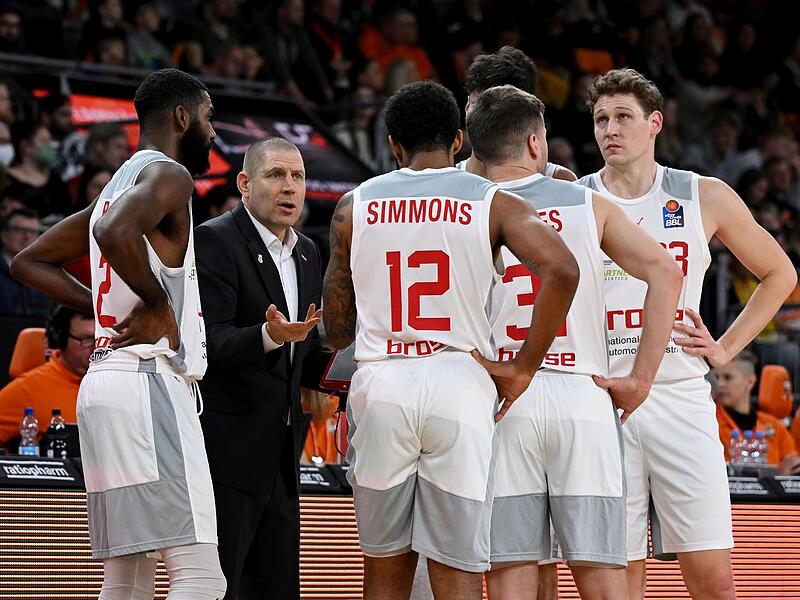 Brose-Trainer Oren Amiel versucht seine Spieler zu erreichen.