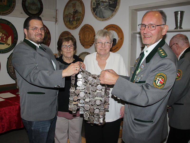 Wechsel auf dem Thron: Hildegard Sommerfeld (2.v.l.) gibt die Königskette weiter an die neue Majestät, Jutta Frötschner (2.v.r.). Marcel Herold (l.)  und Heinz Frötschner (r.) sind beim Umhängen der Kette behilflich.