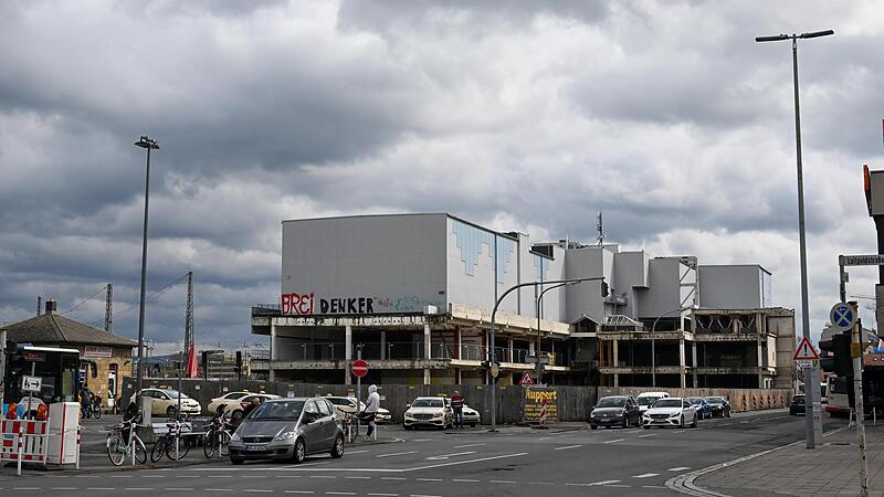 Die Realisierung des geplanten regionalen Busbahnhofes im Bereich des ehemaligen Atriums gestaltet sich derzeit sehr schwierig.