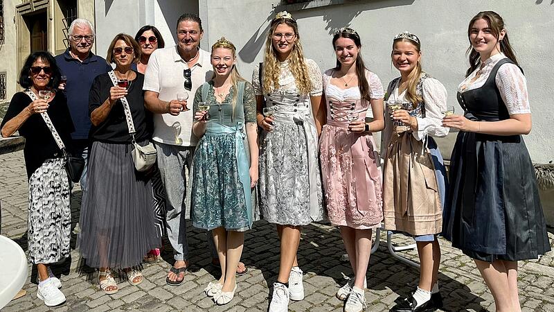 Auch einige Hofstaats-Majest&auml;ten waren gekommen, um auf der Sulzfelder Genussmeile zu flanieren.