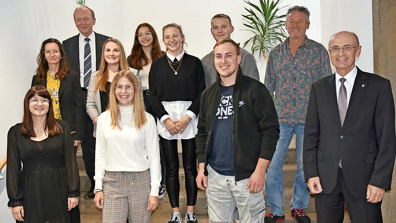 Zur erfolgreich bestandenen Ausbildung gratulierten Landrat Wilhelm Schneider, Geschäftsleiter Horst Hofmann, Ausbildungsleiterin Angelika Berthold und Ausbilder Otto Stark.