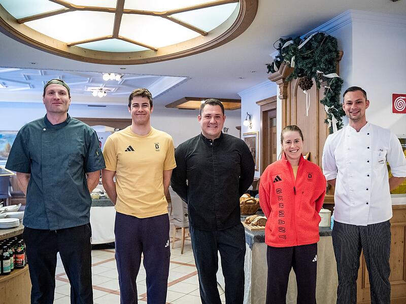 Die Athletinnen und Athleten wissen die Arbeit der Hammelburger zu sch&auml;tzen, hier mit den Langl&auml;ufern Katharina Hennig Dotzler und Jan St&ouml;lben (2. Von links), beide sind auch Soldaten, sie sind als Sportsoldaten Teilnehmer an den Wettk&auml;mpfen.