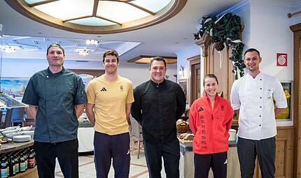 Die Athletinnen und Athleten wissen die Arbeit der Hammelburger zu sch&auml;tzen, hier mit den Langl&auml;ufern Katharina Hennig Dotzler und Jan St&ouml;lben (2. Von links), beide sind auch Soldaten, sie sind als Sportsoldaten Teilnehmer an den Wettk&auml;mpfen.