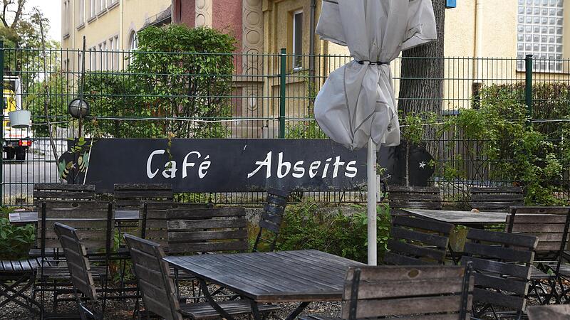 Die Tische bleiben zukünftig leer: Nach 40 Jahren gibt das Café Abseits auf.
