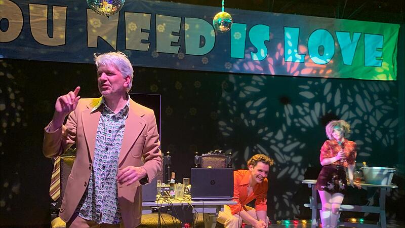 Wilde Musikshow am Landestheater in Coburg: Schauspieldirektor Matthias Straub (links) gibt bei „Straubs Musikladen“ den Discjockey. Ihm zur Seite stehen Florian Graf und Lilian Prent. Wilde Musikshow am Landestheater in Coburg: Schauspieldirektor Matthias Straub (links) gibt bei „Straubs Musikladen“ den Discjockey. Ihm zur Seite stehen Florian Graf und Lilian Prent.