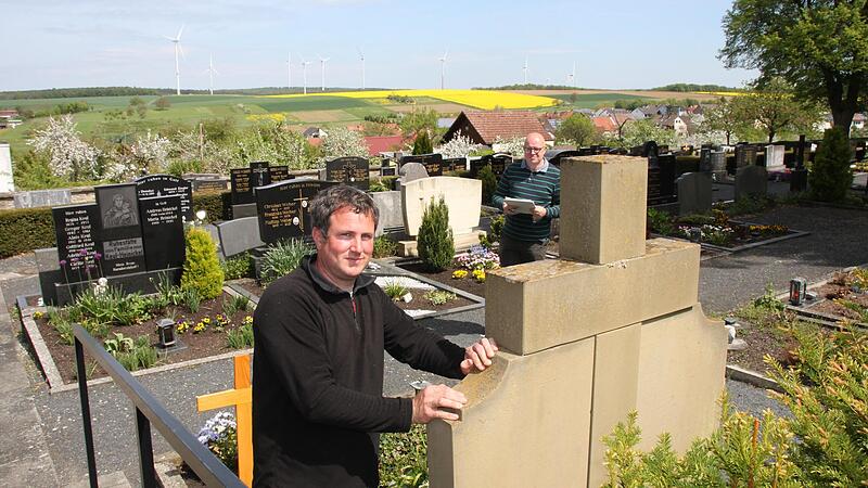 Matthias Emmert (vorne) und Dieter Densch überprüfen jedes Jahr Anfang Mai die Grabsteine auf den zwölf Friedhöfen der Stadt Hammelburg. Insgesamt sind das ungefähr 3500 Stück. Matthias Emmert (vorne) und Dieter Densch überprüfen jedes Jahr Anfang Mai die Grabsteine auf den zwölf Friedhöfen der Stadt Hammelburg. Insgesamt sind das ungefähr 3500 Stück.