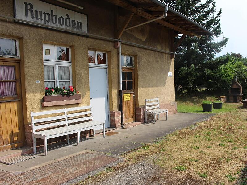 Wer am Rh&ouml;nexpress-Radweg von Zeitlofs nach Wildflecken f&auml;hrt, kann sich auf den B&auml;nken am ehemaligen Bahnhof Rupboden ausruhen.