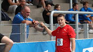 Matti Hummel holte für den UAC Kulmbach Bronze bei der Deutschen Hammer-Wurfmeisterschaft der männlichen Jugend U18. Hier bespricht er sich mit seinem Trainer Martin Ständner.