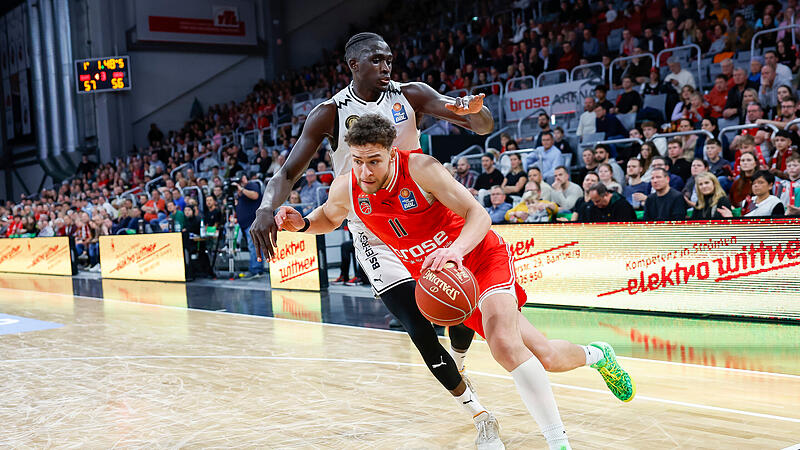Bambergs Kevin Wohlrath (rotes Trikot) beim Heimspiel gegen die Basketball L&ouml;wen Braunschweig in der vergangenen Saison.