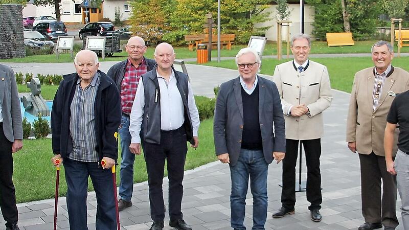 Die Geehrten mit dem Vorsitzenden Klaus L&ouml;ffler (Dritter von rechts) und einigen Vorstandsmitgliedern