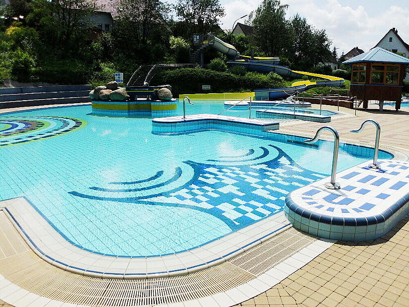 Das Freibad in Sonnefeld bietet neben Sport und Spa&szlig; auch wunderbare M&ouml;glichkeiten zur Erholung.Die Sch&ouml;nsten Freib&auml;der der Coburger Region