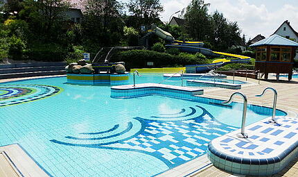 Das Freibad in Sonnefeld bietet neben Sport und Spa&szlig; auch wunderbare M&ouml;glichkeiten zur Erholung.Die Sch&ouml;nsten Freib&auml;der der Coburger Region