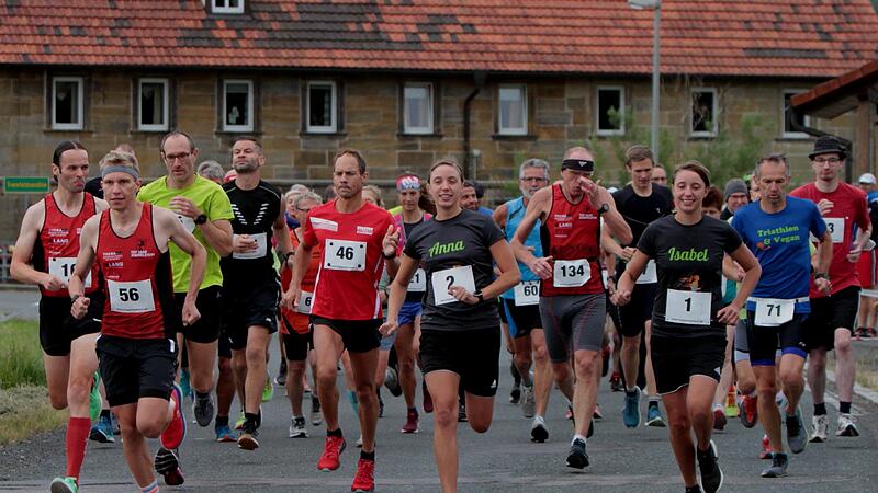 F&uuml;r den Halbmarathon und den Hauptlauf &uuml;ber 11,8 km fiel ein gemeinsamer Startschuss.