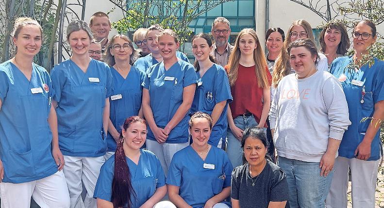 Die Auszubildenden, die an dem Lernprojekt teilnahmen, zusammen mit ihren Ausbildern. Die Auszubildenden, die an dem Lernprojekt teilnahmen, zusammen mit ihren Ausbildern.