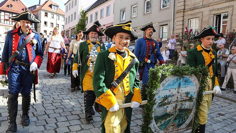 Applaus und Jubel gab es f&uuml;r die Teilnehmer am Kronacher Sch&uuml;tzenauszug.