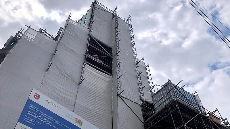 Die Sanierung des historischen Rathauseses in Forchheim schreitet weiter voran. Im September wird für Arbeiten im Dachstuhl die Fußgängerzone gesperrt.