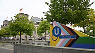 Debatte um Bundestag: U-Bahnhof trägt Regenbogenfarben