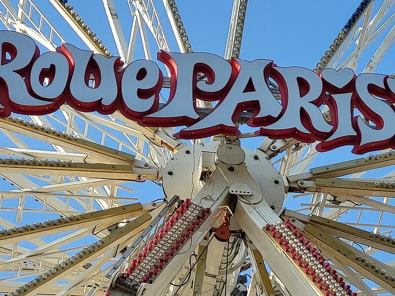 Aufbau Riesenrad Anger Vogelschießen 2024 Das Roue Parisienne ist das größte Riesenrad der Firma Burghard-Kleuser.