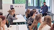 Computerspielekomponist Robin Birner (rechts) gewährt der 11. und 12. Klasse exklusive und spannende Einblicke in seinen Beruf. Computerspielekomponist Robin Birner (rechts) gewährt der 11. und 12. Klasse exklusive und spannende Einblicke in seinen Beruf.