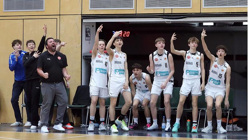 Riesenfreude bei den Bamberger U16-Talenten und Headcoach Ricardo Cabezas (links) über den Verbleib in der Jugend-Basketball-Bundesliga (JBBL). Riesenfreude bei den Bamberger U16-Talenten und Headcoach Ricardo Cabezas (links) über den Verbleib in der Jugend-Basketball-Bundesliga (JBBL).