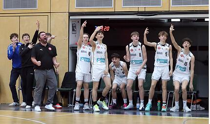 Riesenfreude bei den Bamberger U16-Talenten und Headcoach Ricardo Cabezas (links) über den Verbleib in der Jugend-Basketball-Bundesliga (JBBL). Riesenfreude bei den Bamberger U16-Talenten und Headcoach Ricardo Cabezas (links) über den Verbleib in der Jugend-Basketball-Bundesliga (JBBL).