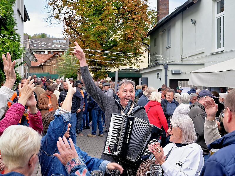 Musiker Thomas Datscheg mischt sich mit seinem Akkordeon unter die Bockbierfans.