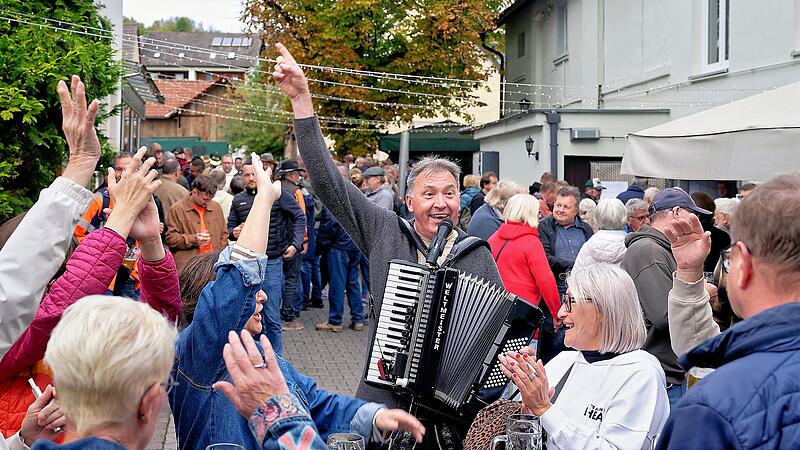 Musiker Thomas Datscheg mischt sich mit seinem Akkordeon unter die Bockbierfans.Bockbier und Akkordeon im vollen Brauereihof in Dörfleins Musiker Thomas Datscheg mischt sich mit seinem Akkordeon unter die Bockbierfans.