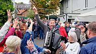 Musiker Thomas Datscheg mischt sich mit seinem Akkordeon unter die Bockbierfans.Bockbier und Akkordeon im vollen Brauereihof in Dörfleins Musiker Thomas Datscheg mischt sich mit seinem Akkordeon unter die Bockbierfans.
