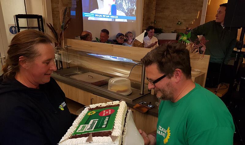 Jubel bei den Grünen für die ersten Sowa-Ergebnisse Die Grünen freuen sich über gute Ergebnisse für Ursula Sowa