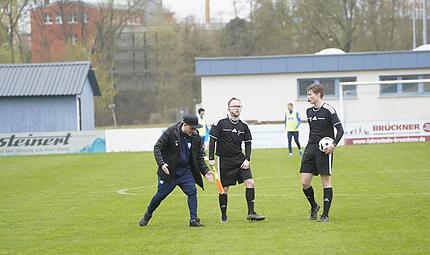Der M&ouml;nchr&ouml;dener Trainer Tim Wachsmuth versucht mit ganzem K&ouml;rpereinsatz, dem Schiedsrichterteam etwas zu erkl&auml;ren.