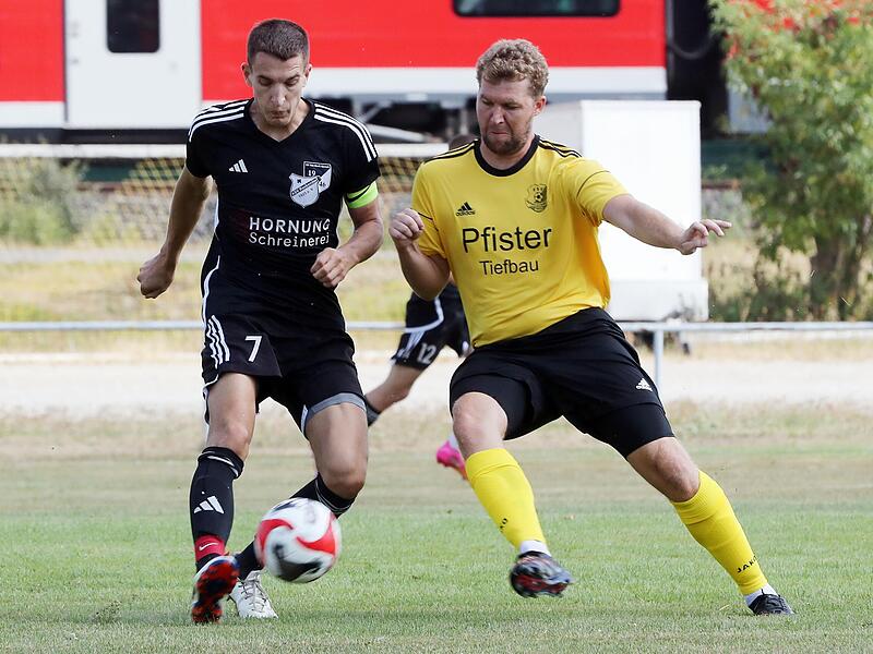 Jan Hegenwald (links) erzielte zwei Tore beim 4:2-Sieg der SG Reckendorf/Gerach in der Kreisliga Bamberg gegen den FSV Unterleiterbach um Moritz Korn (r.). sportpress