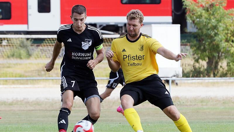 Jan Hegenwald (links) erzielte zwei Tore beim 4:2-Sieg der SG Reckendorf/Gerach in der Kreisliga Bamberg gegen den FSV Unterleiterbach um Moritz Korn (r.). sportpress