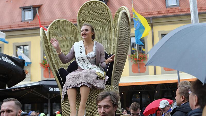 Alexandra I. auf dem Weg zur Kr&ouml;nung. Sie folgt Alicia I. als Korbstadtk&ouml;nigin nach.