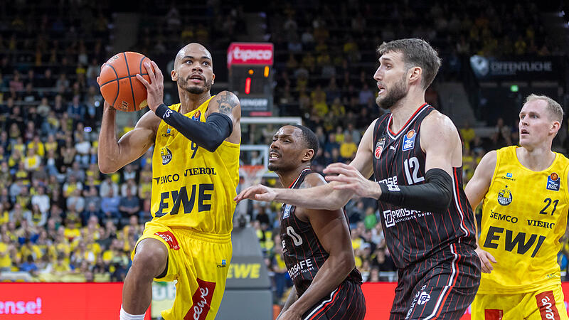 Geno Crandall (mit Ball, im Hinspiel gegen Kyle Lofton und Brandon Horvath) ist der Dreh- und Angelpunkt der Oldenburger.