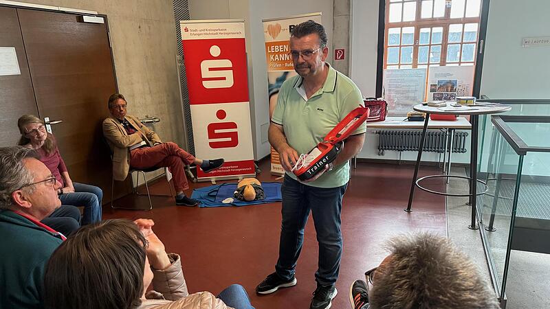 Jochen M&uuml;ller mit einem Defibrillator.