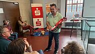 Jochen Müller mit einem Defibrillator.