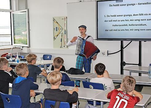 David Saam übt mit den Schülern das Kerwaliedersingen.