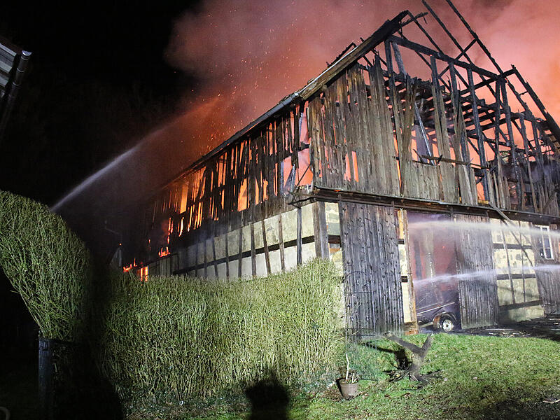 In Wohlbach (Ahorn) brannte in der Nacht ein Wohnanwesen nieder. Auch ein Nachbargeb&auml;ude war betroffen. Ein weiteres &Uuml;bergreifen der Flammen wurde verhindert.