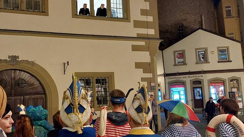 Erster Rathaussturm in Kitzingen am 11.11.2022. Die KiKaG fordert von OB Stefan G&uuml;ntner (oben rechts, begleitet von Hofrat Walter Vierrether) die Herausgabe der Rathausschl&uuml;ssel.