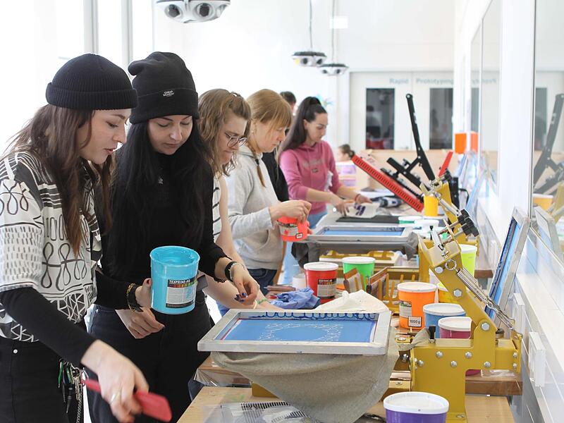 Das Fab-Lab des LCC war der Austragungsort für den Workshop des Vereins „Kunstbruch“. Dort konnten sich Interessierte kostenlos eigene Sachen fertigen.