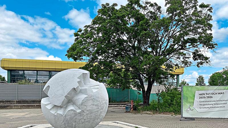 „Hier tut sich was 2025/26“ ist auf dem Transparent zu lesen. Gemeint sind damit die Generalsanierung der Dreifachturnhalle, die Neugestaltung des Südpausenhofs und die Errichtung des Kreativzentrums. Günther Geiling „Hier tut sich was 2025/26“ ist auf dem Transparent zu lesen. Gemeint sind damit die Generalsanierung der Dreifachturnhalle, die Neugestaltung des Südpausenhofs und die Errichtung des Kreativzentrums. Günther Geiling