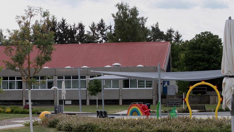 Das Hofheimer Freibad hat sich längst verändert. Die Außenanlagen  zeigen ein anderes Bild. Und weitere Veränderung kommt, denn gebaut werden auch ein Planschbecken und Sommerumkleiden sowie ein Bistrobereich.