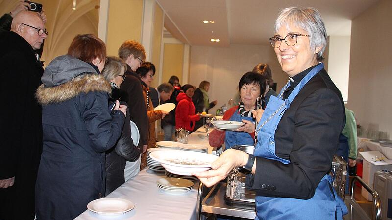 Vesperkirche in Coburg: Am Sonntag half auch Regionalbisch&ouml;fin Dorothea Greiner bei der Essensausgabe.