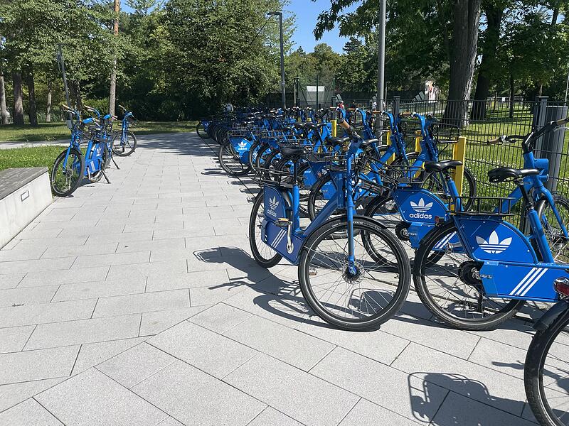 Das Betriebsgel&auml;nde von Adidas ist rund 55 Hektar gro&szlig;. Um von A nach B zu kommen, k&ouml;nnen Mitarbeitende die blauen Firmenfahrr&auml;der nutzen, die &uuml;berall geparkt sind.