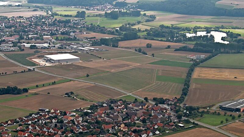 Das neue Gewerbegebiet &bdquo;Ebensfeld Nord III&ldquo; soll &uuml;ber die Bayernstra&szlig;e unweit der bestehenden Halle der Firma Systeam (Mitte links) an die Staatsstra&szlig;e 2197 angebunden werden. Das Gewerbegebiet wird auf dem Areal zwischen Ebensfeld (im Bild hinten...