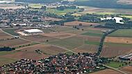 Das neue Gewerbegebiet „Ebensfeld Nord III“ soll über die Bayernstraße unweit der bestehenden Halle der Firma Systeam (Mitte links) an die Staatsstraße 2197 angebunden werden. Das Gewerbegebiet wird auf dem Areal zwischen Ebensfeld (im Bild hinten...