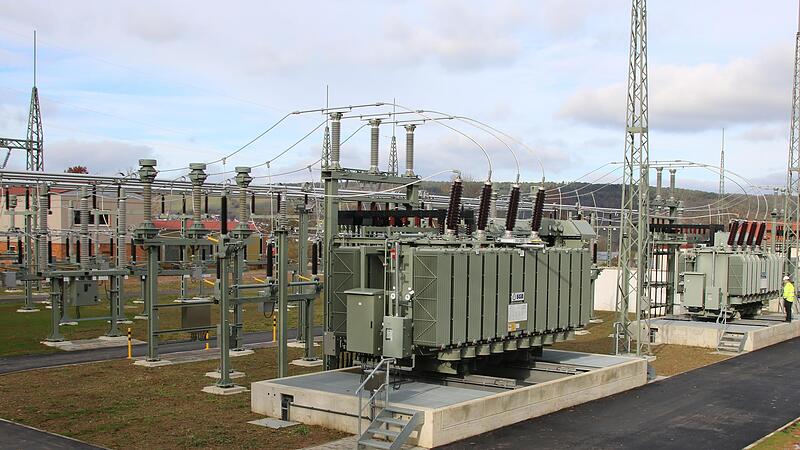 Neben den beiden bestehenden, aber versetzten 40-Megawatt-Trafos (rechts) wurde ein neuer 80-Megawatt-Trafo (Bildmitte) im Umspannwerk Fuchsstadt aufgestellt, der ausschlie&szlig;lich f&uuml;r die Einspeisung von Strom aus Windenergie und Photovoltaikanlagen...