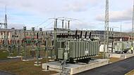 Neben den beiden bestehenden, aber versetzten 40-Megawatt-Trafos (rechts) wurde ein neuer 80-Megawatt-Trafo (Bildmitte) im Umspannwerk Fuchsstadt aufgestellt, der ausschlie&szlig;lich f&uuml;r die Einspeisung von Strom aus Windenergie und Photovoltaikanlagen...