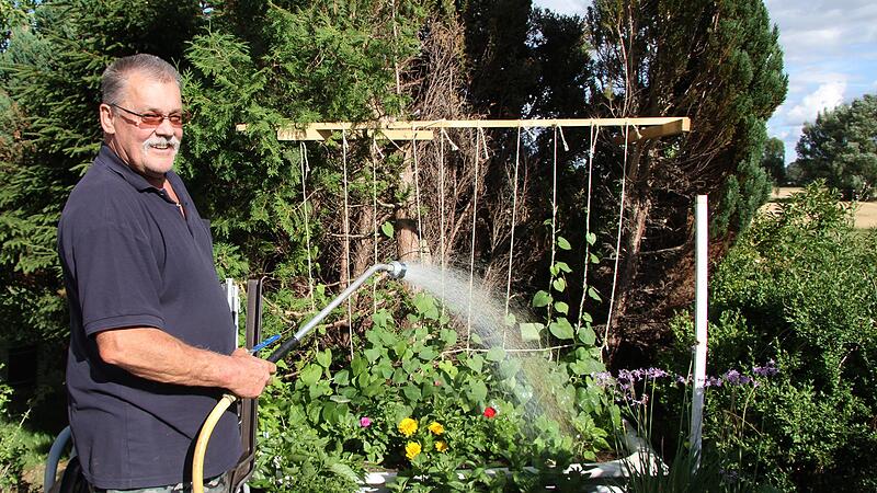 Hans-Ulrich Ultsch gießt seinen Garten und entspannt sich dabei: Dann ist das Pfeifen in seinem Ohr erträglich.